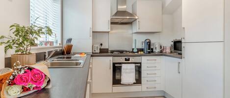 Oppvaskmaskin og høy barnestol