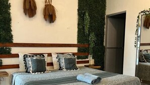 Rom – comfort | 1 soverom, dundyner, skrivebord og skrivebord for bærbar PC