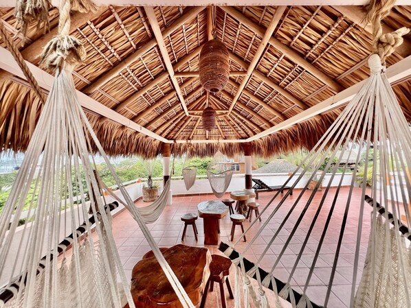 Smart TV 32 polegadas com canais digitais, serviços de streaming