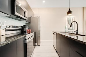 Private kitchen - 3 Bedroom/ 3 Bath Town House, minutes away from Disney (Kissimmee)