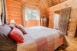 1 bedroom, WiFi, bed sheets - Hunter's Hideaway (2-Bedroom Cabin) with Mountain view - Pets Allowed by RedAwning (Townsend)