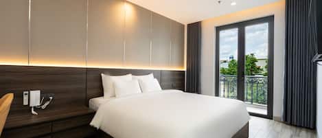 Habitación doble de lujo de uso individual | Muebles diferentes, escritorio y espacio para trabajar con laptop