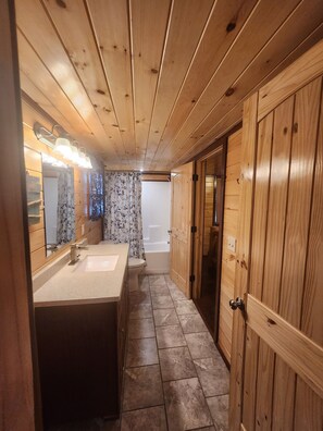 Shower, towels, soap, shampoo - Spacious Lake Cabin featuring 2 bedrooms, 2 bathrooms, and a spacious loft  (Jordan)