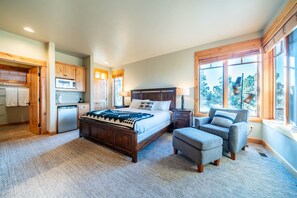 3 bedrooms, desk, iron/ironing board, travel cot - Sage Canyon | Brasada | Hot Tub | Mountain Views (Powell Butte)