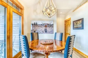 Dining - Cabin 86 Sage Canyon - Brasada Ranch I Hot tub I Golf I Mountain Views (Powell Butte)