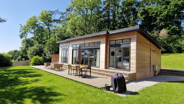 Outdoor dining - Elderberry Lodge | sleeps 4 - Hot Tub, Dog Friendly - 5* Gold Award (Pickering)