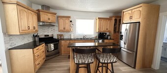 Mountain getaway w/ hot tub & heated garage