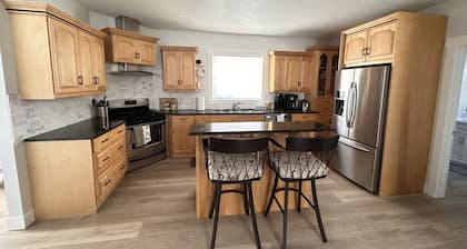 Mountain getaway w/ hot tub & heated garage