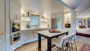 Refrigerador, microondas, horno, cafetera/tetera