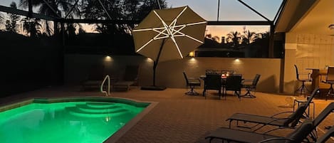 Una piscina al aire libre, una piscina climatizada
