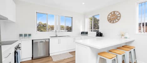 Refrigerador, microondas, horno, placa de cocina