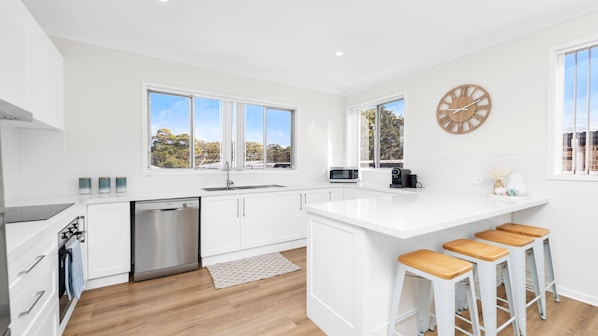 Kjøleskap, mikrobølgeovn, ovn og kokeplater