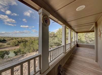 Secluded & Spacious River Retreat With A View 