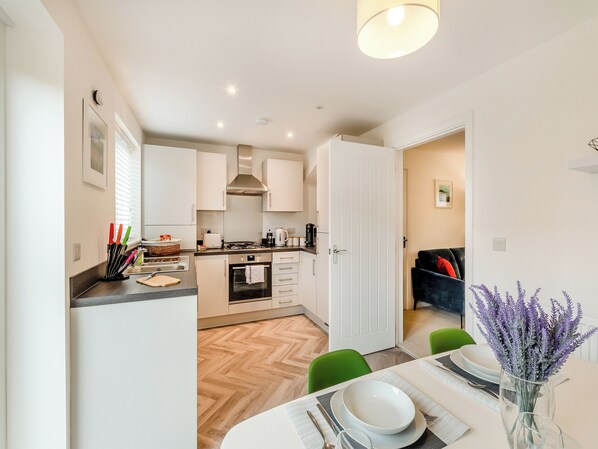 Oppvaskmaskin og høy barnestol