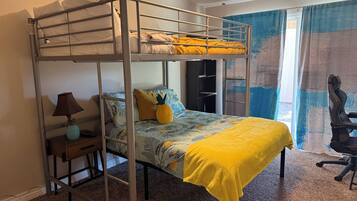 3 habitaciones, escritorio y tabla de planchar con plancha