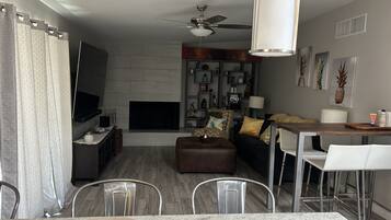 Smart TV, caminetto, lettore DVD, libri