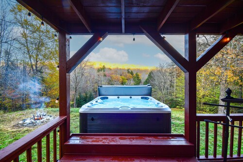 New Renovated Ski Chalet on the River with a Hottub