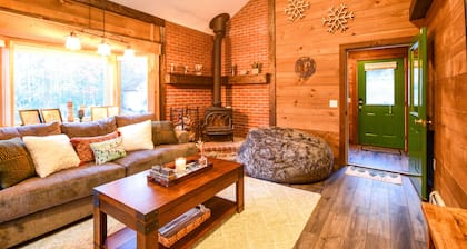 New Renovated Ski Chalet on the River with a Hottub