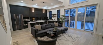 Luxury 6 BDRM Entire Home in Lakeshore Toronto