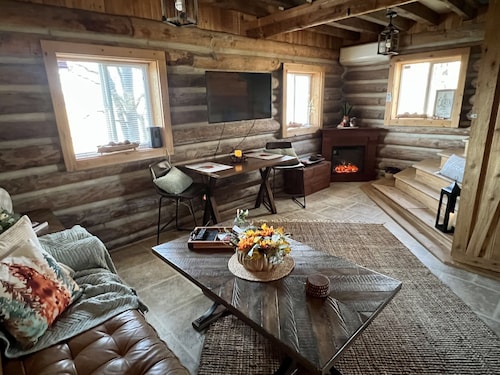 Quiet Cabin on Walnut Creek, Covered Deck, Hot Tub, Swimming Hole, Shelter House