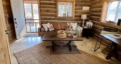 Quiet Cabin on Walnut Creek, Covered Deck, Hot Tub, Swimming Hole, Shelter House