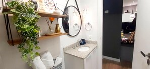 Asciugacapelli, asciugamani, sapone, carta igienica