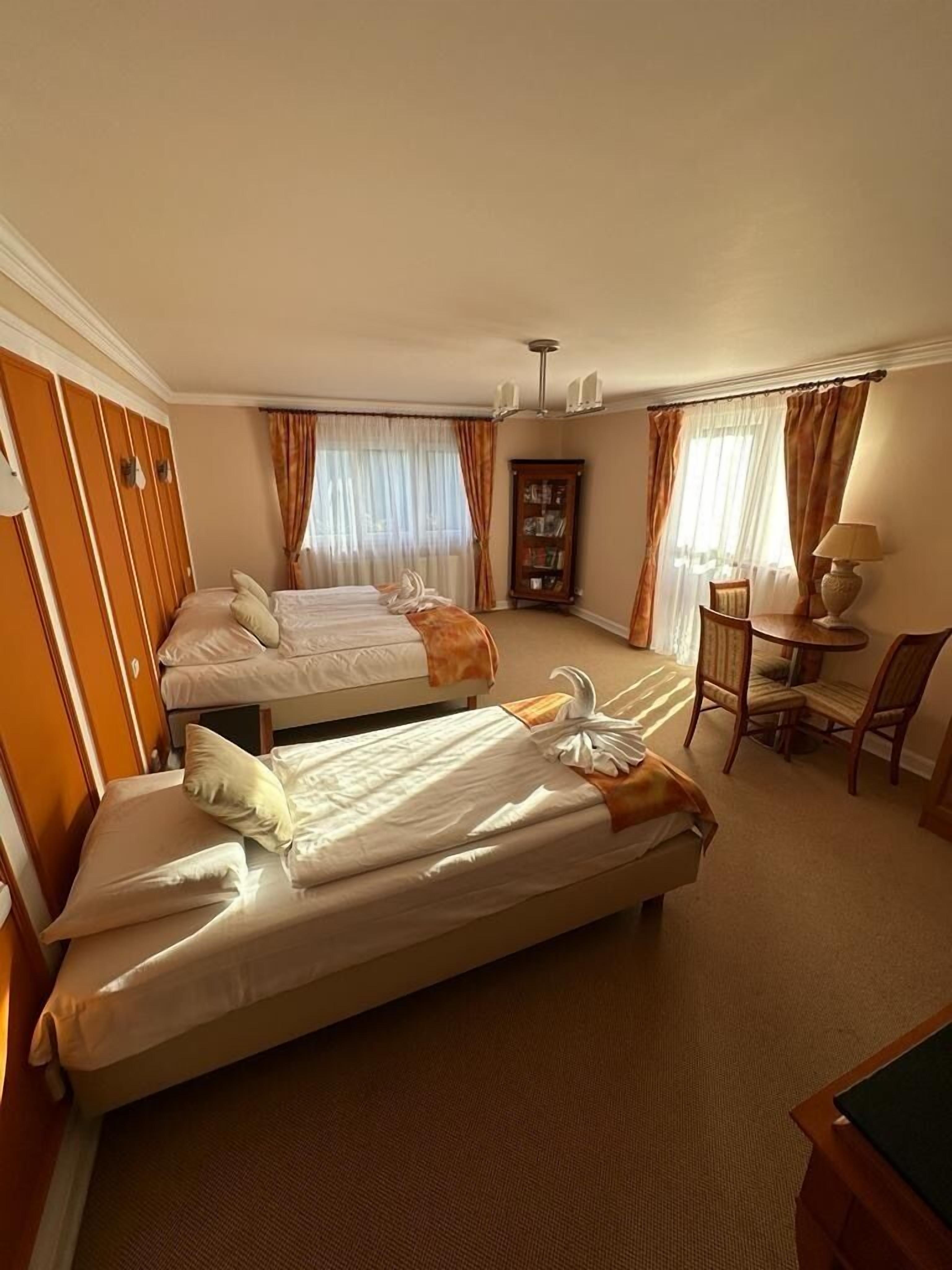 Quarto triplo econômico | Camas Select Comfort, individualmente decorados, Wi-Fi de cortesia