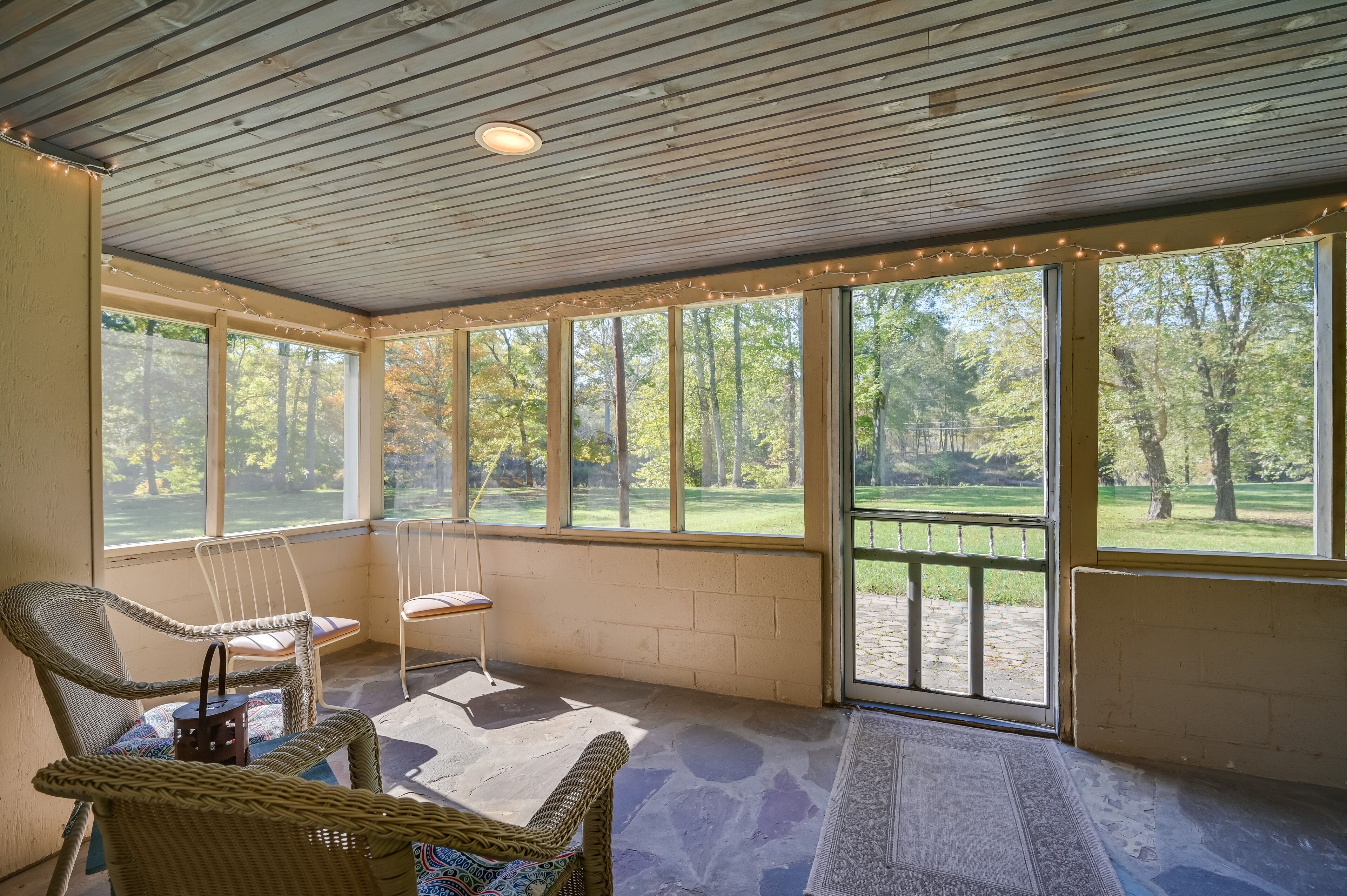 Charming Great Cacapon Cabin w/ Screened-In Porch!