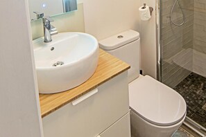 Haartrockner, Handtücher, Toilettenpapier