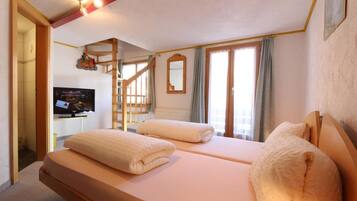 Quadruple Room | Desk, free WiFi