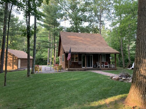 Cozy loft cabin in Holcombe! Great for outdoor enthusiasts! Pet-friendly!