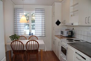 Refrigerador, microondas, horno y cafetera y tetera 