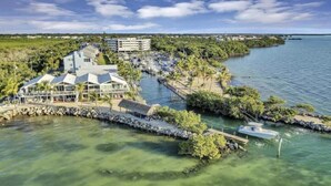Un hôtel situé sur la côte, composé de plusieurs bâtiments, et doté d’un port de plaisance et d’un quai.
