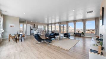 Televisión, chimenea, estéreo y monitor de computadora