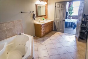2 bedrooms, WiFi, bed sheets - Park View Loft - Downtown District. (Quincy)