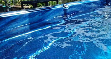 Swim Spa pool, overlooking the Bay, 3 Bedrooms, sleeps 6, 2 Bathrooms