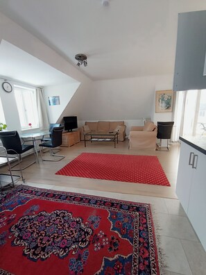 Tv, bordtennisbord, bøger, printere