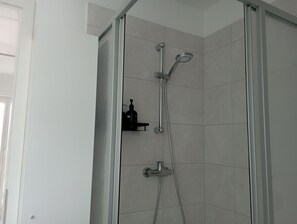 Regadera, secadora de cabello, bidet, toallas 