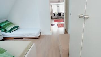 2 slaapkamers, een bureau, een strijkplank/strijkijzer, gratis wifi