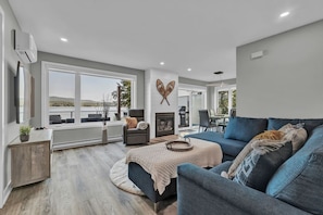 TV connectée, cheminée, livres