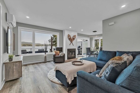 TV connectée, cheminée, livres