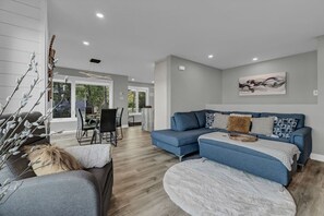 TV connectée, cheminée, livres