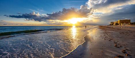 Playa en los alrededores, camastros y toallas de playa