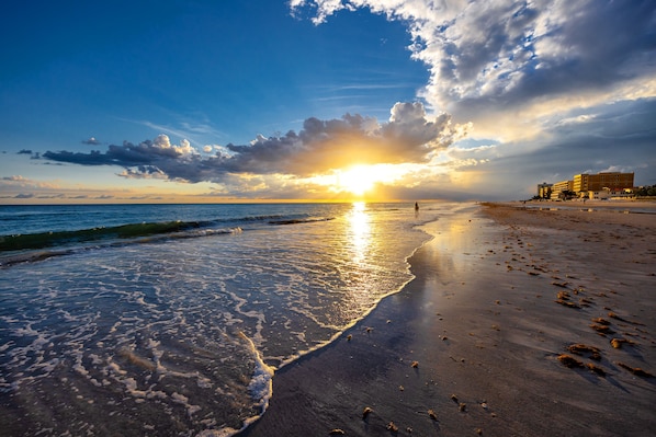 Nær stranden, solsenger og strandhåndklær