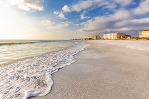 Plage à proximité, chaises longues, serviettes de plage