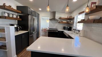 Een koelkast, een microgolfoven, een oven, een kookplaat