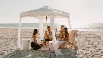 Vlak bij het strand, ligstoelen, strandlakens