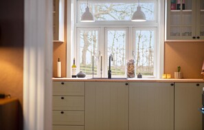 المنشأة من الداخل