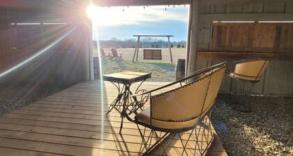 Cozy cabin with hot tub just 5 minutes from casino on 36 acres