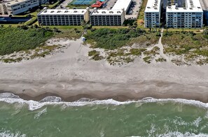 På stranden